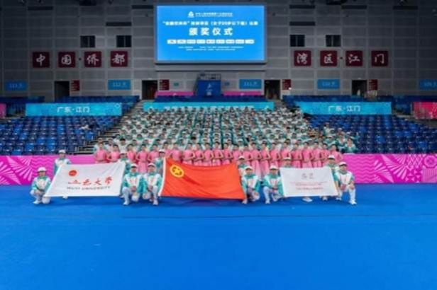 图片包含 水, 建筑, 播放器, 院子 AI 生成的内容可能不正确。